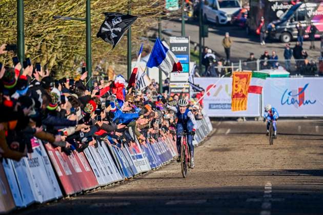 2025 UCI Cyclo-Cross WC - Women Junior LIEVIN, FRANCE - FEBRUARY 01 : Revol Lise (FRA) celebrating her victory during the 2025 UCI Cyclo-Cross World Championships for Women Junior on February 01, 2025 in Lievin, France, 01 02 2025 Lievin France  Copyright: xNicoxVereeckenx