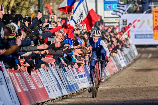 2025 UCI Cyclo-Cross WC - Women Junior LIEVIN, FRANCE - FEBRUARY 01 : Revol Lise (FRA) celebrating her victory during the 2025 UCI Cyclo-Cross World Championships for Women Junior on February 01, 2025 in Lievin, France, 01 02 2025 Lievin France  Copyright: xNicoxVereeckenx