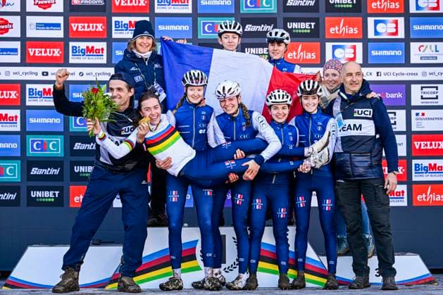 Bilder des Jahres 2025, Sport 02 Februar Sport Themen der Woche KW05 Sport Bilder des Tages 2025 UCI Cyclo-Cross WC - Women Junior LIEVIN, FRANCE - FEBRUARY 01 : Revol Lise (FRA) on the podium with French team during the 2025 UCI Cyclo-Cross World Championships for Women Junior on February 01, 2025 in Lievin, France, 01 02 2025 Lievin France  Copyright: xNicoxVereeckenx
