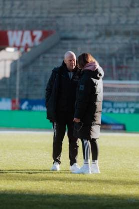 01.02.2025, Frauen, Fussball, 1.BL, Saison 2024 2025, SGS Essen vs. 1. FC Koeln Markus Hoegner Trainer von SGS Essen spricht mit einer Offiziellen, Spielabsage Essen Stadion an der Hafenstrasse NRW Deutschland