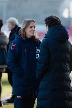 01.02.2025, Frauen, Fussball, 1.BL, Saison 2024 2025, SGS Essen vs. 1. FC Koeln Brita Carlson Trainerin vom 1.FC Koeln im Gespräch mit Nicole Bender-Rummler Bereichsleiterin Essen Stadion an der Hafenstrasse NRW Deutschland