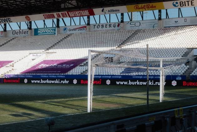 01.02.2025, Frauen, Fussball, 1.BL, Saison 2024 2025, SGS Essen vs. 1. FC Koeln Zusammengefaltetes Tor vor gefrorenem Platz Essen Stadion an der Hafenstrasse NRW Deutschland