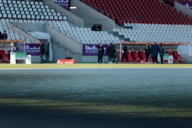 01.02.2025, Frauen, Fussball, 1.BL, Saison 2024 2025, SGS Essen vs. 1. FC Koeln Gefrorener Platz im Schatten, Spielabsage Essen Stadion an der Hafenstrasse NRW Deutschland