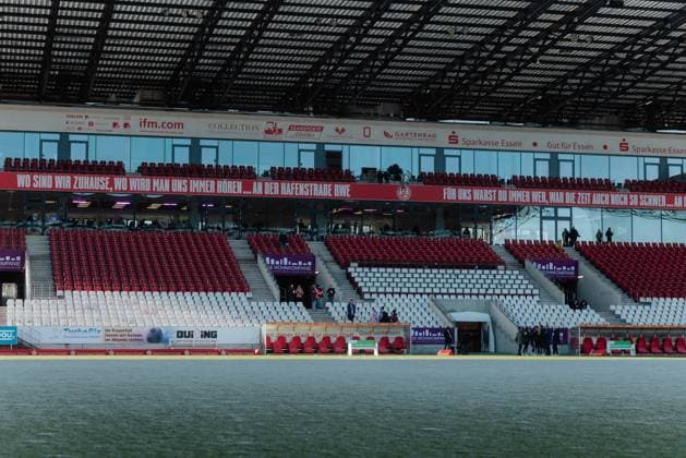 01.02.2025, Frauen, Fussball, 1.BL, Saison 2024 2025, SGS Essen vs. 1. FC Koeln Gefrorener Platz vor leerer Tribüne, Spielabsage Essen Stadion an der Hafenstrasse NRW Deutschland