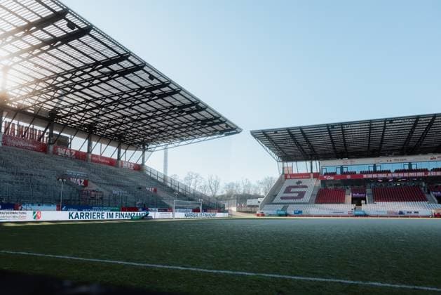 01.02.2025, Frauen, Fussball, 1.BL, Saison 2024 2025, SGS Essen vs. 1. FC Koeln Totale Stadion Essen, Gefrorener Platz, Spielabsage Essen Stadion an der Hafenstrasse NRW Deutschland