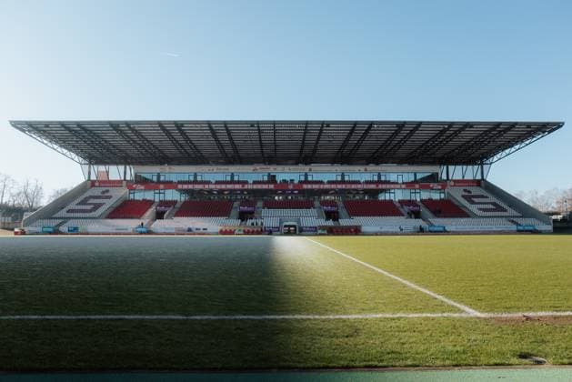 01.02.2025, Frauen, Fussball, 1.BL, Saison 2024 2025, SGS Essen vs. 1. FC Koeln Haupttribüne Essen mit gefrorenem Platz Essen Stadion an der Hafenstrasse NRW Deutschland