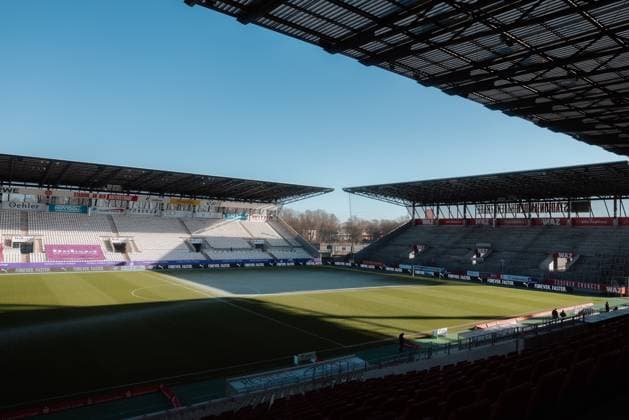 01.02.2025, Frauen, Fussball, 1.BL, Saison 2024 2025, SGS Essen vs. 1. FC Koeln Totale Stadion mit gefrorenem Platz, Spielabsage Essen Stadion an der Hafenstrasse NRW Deutschland