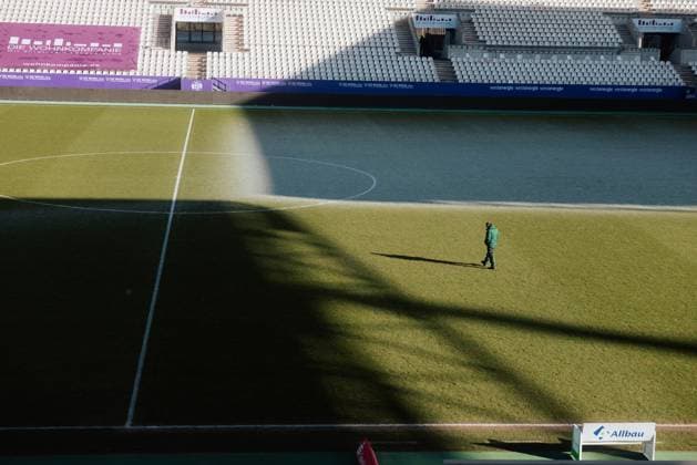 01.02.2025, Frauen, Fussball, 1.BL, Saison 2024 2025, SGS Essen vs. 1. FC Koeln Greenkeeper läuft über gefrorenen Platz, Spielabsage Essen Stadion an der Hafenstrasse NRW Deutschland