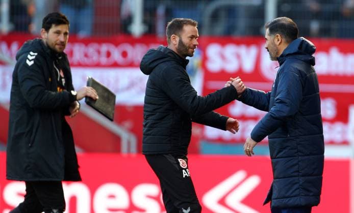 Cristian Fiel Trainer Hertha Berlin - Patz Jahn Regensburg , 2.Bundesliga , Jahn Regensburg-Hertha Berlin , Fußball , in den Jahnstadion , Regensburg , Bayern , Deutschland . Februar 01, 2025 . Photo by: Davide Elias Ipa Photo Pressefoto DENL Copyright: xDavidexEliasx