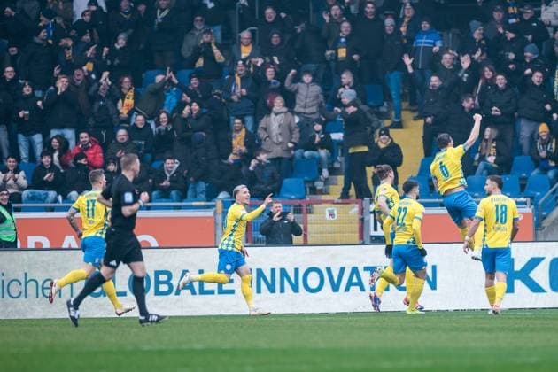 2. Fußball Bundesliga: Eintracht Braunschweig - 1. FC Köln; 01.02.2025 Jubel zum 1:0 durch Ermin Bicakcic (Eintracht Braunschweig, 6) 2. Fußball Bundesliga, Eintracht Braunschweig - 1. FC Köln, Braunschweig, EINTRACHT-Stadion am 01.02.2025 DFL REGULATIONS PROHIBIT ANY USE OF PHOTOGRAPHS AS IMAGE SEQUENCES AND OR QUASI-VIDEO.