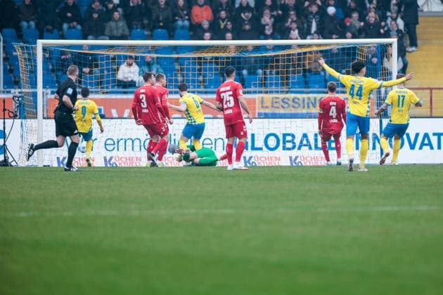 2. Fußball Bundesliga: Eintracht Braunschweig - 1. FC Köln; 01.02.2025 Ermin Bicakcic (Eintracht Braunschweig, 6) trifft zum 1:0 2. Fußball Bundesliga, Eintracht Braunschweig - 1. FC Köln, Braunschweig, EINTRACHT-Stadion am 01.02.2025 DFL REGULATIONS PROHIBIT ANY USE OF PHOTOGRAPHS AS IMAGE SEQUENCES AND OR QUASI-VIDEO.