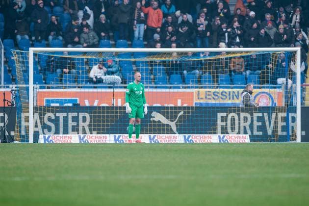 2. Fußball Bundesliga: Eintracht Braunschweig - 1. FC Köln; 01.02.2025 Marvin Schwäbe (1. FC Köln, 1) frustriert 2. Fußball Bundesliga, Eintracht Braunschweig - 1. FC Köln, Braunschweig, EINTRACHT-Stadion am 01.02.2025 DFL REGULATIONS PROHIBIT ANY USE OF PHOTOGRAPHS AS IMAGE SEQUENCES AND OR QUASI-VIDEO.