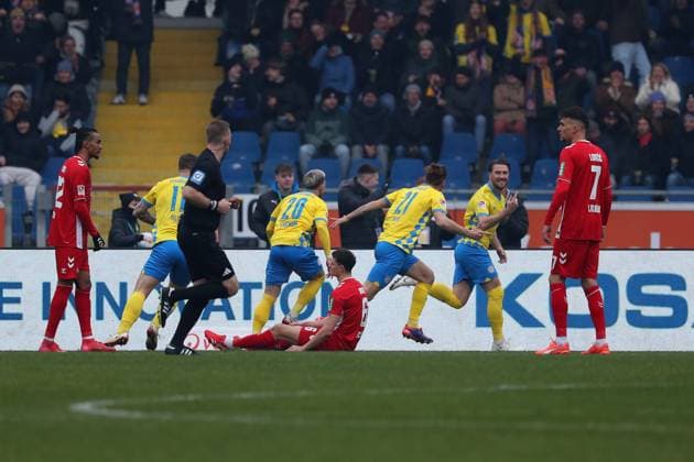 Braunschweig vs. Köln, 2. BL Braunschweig, 01.02.2025, FUßBALL - Eintracht Braunschweig vs. 1. FC Köln, 2. BL, Saison 2024 25. Ermin Bicakcic (Eintracht Braunschweig) jubelt mit Mannschaftskollegen nach seinem Tor zum 1:0 Braunschweig