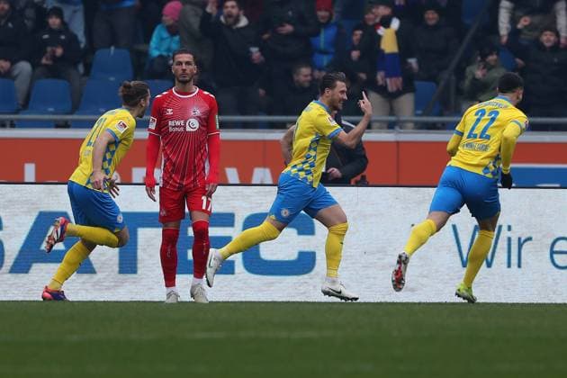 Braunschweig vs. Köln, 2. BL Braunschweig, 01.02.2025, FUßBALL - Eintracht Braunschweig vs. 1. FC Köln, 2. BL, Saison 2024 25. Ermin Bicakcic (Eintracht Braunschweig) jubelt mit Mannschaftskollegen nach seinem Tor zum 1:0 Braunschweig