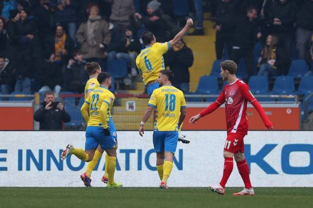 Braunschweig vs. Köln, 2. BL Braunschweig, 01.02.2025, FUßBALL - Eintracht Braunschweig vs. 1. FC Köln, 2. BL, Saison 2024 25. Ermin Bicakcic (Eintracht Braunschweig) jubelt mit Mannschaftskollegen nach seinem Tor zum 1:0 Braunschweig