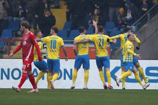 Braunschweig vs. Köln, 2. BL Braunschweig, 01.02.2025, FUßBALL - Eintracht Braunschweig vs. 1. FC Köln, 2. BL, Saison 2024 25. Ermin Bicakcic (Eintracht Braunschweig) jubelt mit Mannschaftskollegen nach seinem Tor zum 1:0 Braunschweig