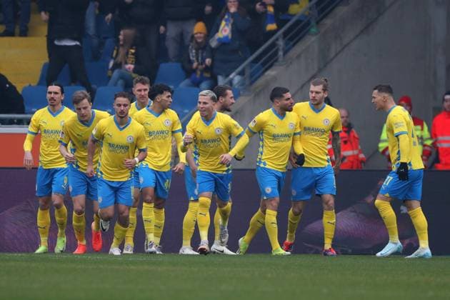 Braunschweig vs. Köln, 2. BL Braunschweig, 01.02.2025, FUßBALL - Eintracht Braunschweig vs. 1. FC Köln, 2. BL, Saison 2024 25. Ermin Bicakcic (Eintracht Braunschweig) jubelt mit Mannschaftskollegen nach seinem Tor zum 1:0 Braunschweig