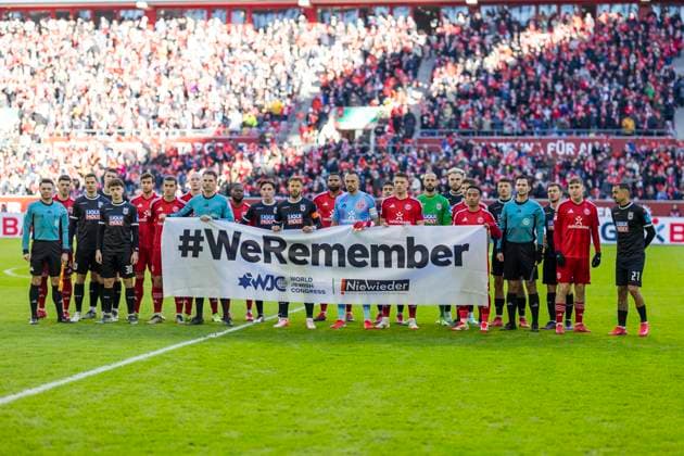 2. Fussball-Bundesliga: Fortuna Düsseldorf - SSV Ulm 1846 Fussball, 01.02.2024 Beide Mannschaften vor dem Spiel mit dem Banner We Remember anlässlich der Initiative Erinnerungstag im Deutschen Fussball. 2. Fussball-Bundesliga, Fortuna Düsseldorf - SSV Ulm 1846 Fussball, 20. Spieltag, am 01.02.2024, Merkur Spiel-Arena, Düsseldorf DFL regulations prohibit any use of photographs as image sequences and or quasi-video