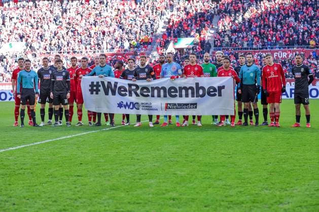 01.02.2025, Fußball, Fortuna Düsseldorf - SSV Ulm 1846, 2.. Fußball Bundesliga, 20. Spieltag, Merkur Spiel-Arena, Saison 2024 2025: Erinnerungstag WeRemember Banner Spieler Zusammen Niewieder DFB regulations prohibit any use of photographs as image sequences and or quasi-video. Nordrhein-Westfalen Deutschland