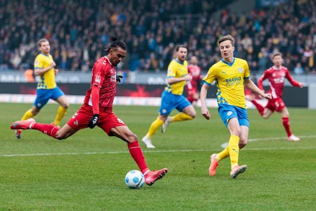 2. Fußball Bundesliga: Eintracht Braunschweig - 1. FC Köln; 01.02.2025 Damion Downs (1. FC Köln, 42) schießt, Robert Ivanov (Eintracht Braunschweig, 5) 2. Fußball Bundesliga, Eintracht Braunschweig - 1. FC Köln, Braunschweig, EINTRACHT-Stadion am 01.02.2025 DFL REGULATIONS PROHIBIT ANY USE OF PHOTOGRAPHS AS IMAGE SEQUENCES AND OR QUASI-VIDEO.