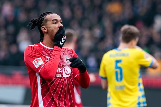 2. Fußball Bundesliga: Eintracht Braunschweig - 1. FC Köln; 01.02.2025 Damion Downs (1. FC Köln, 42) frustriert, Hand vor Gesicht, verpasste Chance 2. Fußball Bundesliga, Eintracht Braunschweig - 1. FC Köln, Braunschweig, EINTRACHT-Stadion am 01.02.2025 DFL REGULATIONS PROHIBIT ANY USE OF PHOTOGRAPHS AS IMAGE SEQUENCES AND OR QUASI-VIDEO.