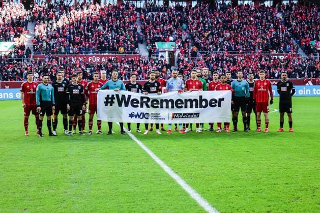 Fussball, 2.Bundesliga Saison 2024 2025 20.Spieltag Fortuna Düsseldorf - SSV Ulm 1846 01.02.2025, MERKUR SPIEL-ARENA Die Spieler mit einem WeRemember Banner vor dem Spiel Düsseldorf MERKUR SPIEL-ARENA Nordrhein-Westfahlen Deutschland