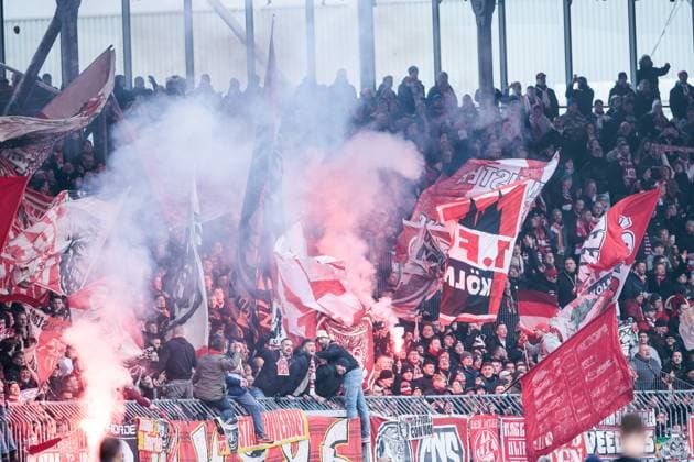 2. Fußball Bundesliga: Eintracht Braunschweig - 1. FC Köln; 01.02.2025 Im Gästeblock brennen Bengalos 2. Fußball Bundesliga, Eintracht Braunschweig - 1. FC Köln, Braunschweig, EINTRACHT-Stadion am 01.02.2025 DFL REGULATIONS PROHIBIT ANY USE OF PHOTOGRAPHS AS IMAGE SEQUENCES AND OR QUASI-VIDEO.