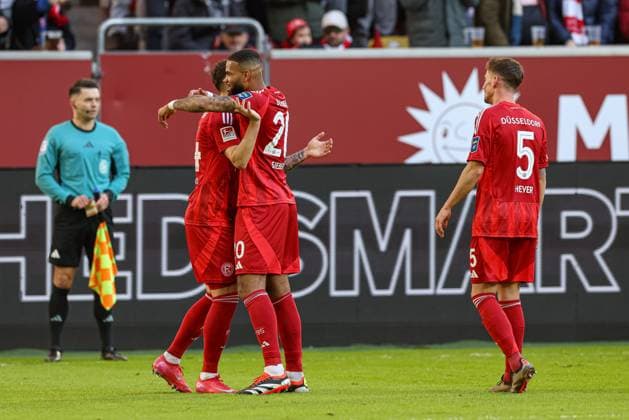 Düsseldorf, Deutschland, 01.02.25: Dawid Kownacki (Fortuna Düsseldorf) Torjubel, jubelt mit seiner Mannschaft nach dem Treffer zum 2:1 waehrend des 2. Bundesliga Spiels zwischen Fortuna Düsseldorf vs SSV Ulm 1846 in der Merkur Spiel Arena am 01. February 2025 in Düsseldorf, Deutschland. Düsseldorf Merkur Spiel Arena North Rhine-Westphalia Germany