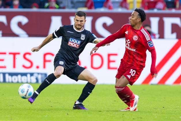2. Fussball-Bundesliga: Fortuna Düsseldorf - SSV Ulm 1846 Fussball, 01.02.2024 Romario Rösch (SSV Ulm 1846 Fussball, 43), Myron van Brederode (Fortuna Düsseldorf, 10). 2. Fussball-Bundesliga, Fortuna Düsseldorf - SSV Ulm 1846 Fussball, 20. Spieltag, am 01.02.2024, Merkur Spiel-Arena, Düsseldorf DFL regulations prohibit any use of photographs as image sequences and or quasi-video