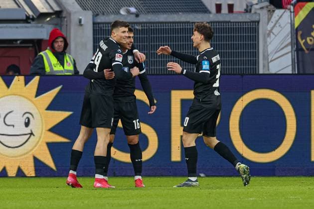 Düsseldorf, Deutschland, 01.02.25: Aaron Keller (SSV Ulm 1846) Torjubel, jubelt mit seiner Mannschaft nach dem Treffer zum 1:1 waehrend des 2. Bundesliga Spiels zwischen Fortuna Düsseldorf vs SSV Ulm 1846 in der Merkur Spiel Arena am 01. February 2025 in Düsseldorf, Deutschland. Düsseldorf Merkur Spiel Arena North Rhine-Westphalia Germany