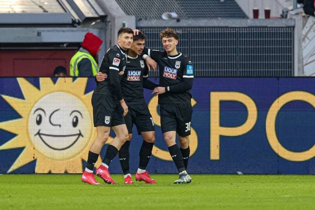 Düsseldorf, Deutschland, 01.02.25: Aaron Keller (SSV Ulm 1846) Torjubel, jubelt mit seiner Mannschaft nach dem Treffer zum 1:1 waehrend des 2. Bundesliga Spiels zwischen Fortuna Düsseldorf vs SSV Ulm 1846 in der Merkur Spiel Arena am 01. February 2025 in Düsseldorf, Deutschland. Düsseldorf Merkur Spiel Arena North Rhine-Westphalia Germany