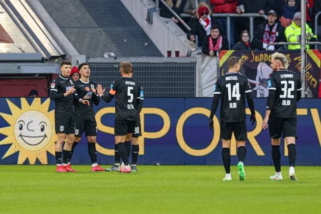 Düsseldorf, Deutschland, 01.02.25: Aaron Keller (SSV Ulm 1846) Torjubel, jubelt mit seiner Mannschaft nach dem Treffer zum 1:1 waehrend des 2. Bundesliga Spiels zwischen Fortuna Düsseldorf vs SSV Ulm 1846 in der Merkur Spiel Arena am 01. February 2025 in Düsseldorf, Deutschland. Düsseldorf Merkur Spiel Arena North Rhine-Westphalia Germany