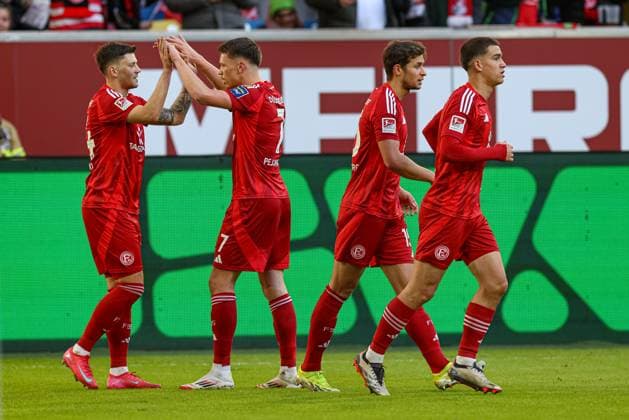 Düsseldorf, Deutschland, 01.02.25: Dawid Kownacki (Fortuna Düsseldorf) Torjubel, jubelt mit seiner Mannschaft nach dem Treffer zum 2:1 waehrend des 2. Bundesliga Spiels zwischen Fortuna Düsseldorf vs SSV Ulm 1846 in der Merkur Spiel Arena am 01. February 2025 in Düsseldorf, Deutschland. Düsseldorf Merkur Spiel Arena North Rhine-Westphalia Germany