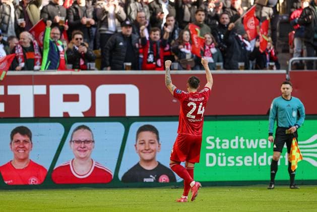 Düsseldorf, Deutschland, 01.02.25: Dawid Kownacki (Fortuna Düsseldorf) Torjubel, jubelt mit seiner Mannschaft nach dem Treffer zum 2:1 waehrend des 2. Bundesliga Spiels zwischen Fortuna Düsseldorf vs SSV Ulm 1846 in der Merkur Spiel Arena am 01. February 2025 in Düsseldorf, Deutschland. Düsseldorf Merkur Spiel Arena North Rhine-Westphalia Germany