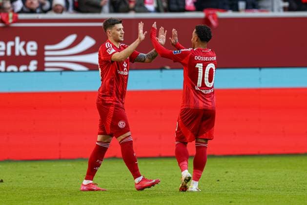 Düsseldorf, Deutschland, 01.02.25: Dawid Kownacki (Fortuna Düsseldorf) Torjubel, jubelt mit seiner Mannschaft nach dem Treffer zum 2:1 waehrend des 2. Bundesliga Spiels zwischen Fortuna Düsseldorf vs SSV Ulm 1846 in der Merkur Spiel Arena am 01. February 2025 in Düsseldorf, Deutschland. Düsseldorf Merkur Spiel Arena North Rhine-Westphalia Germany