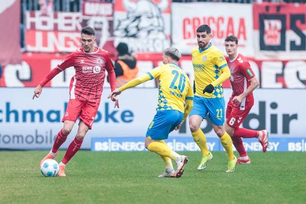 2. Fußball Bundesliga: Eintracht Braunschweig - 1. FC Köln; 01.02.2025 Zweikampf Dejan Ljubicic (1. FC Köln, 7), Lino Tempelmann (Eintracht Braunschweig, 20) 2. Fußball Bundesliga, Eintracht Braunschweig - 1. FC Köln, Braunschweig, EINTRACHT-Stadion am 01.02.2025 DFL REGULATIONS PROHIBIT ANY USE OF PHOTOGRAPHS AS IMAGE SEQUENCES AND OR QUASI-VIDEO.