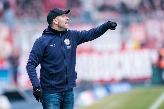 2. Fußball Bundesliga: Eintracht Braunschweig - 1. FC Köln; 01.02.2025 Daniel Scherning (Trainer Eintracht Braunschweig) gestikuliert 2. Fußball Bundesliga, Eintracht Braunschweig - 1. FC Köln, Braunschweig, EINTRACHT-Stadion am 01.02.2025 DFL REGULATIONS PROHIBIT ANY USE OF PHOTOGRAPHS AS IMAGE SEQUENCES AND OR QUASI-VIDEO.