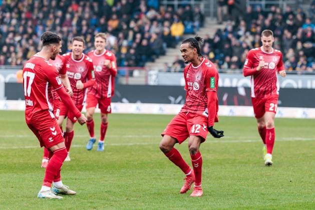 Sport Themen der Woche KW05 Sport Bilder des Tages 2. Fußball Bundesliga: Eintracht Braunschweig - 1. FC Köln; 01.02.2025 Jubel zum 1:2 durch Damion Downs (1. FC Köln, 42) 2. Fußball Bundesliga, Eintracht Braunschweig - 1. FC Köln, Braunschweig, EINTRACHT-Stadion am 01.02.2025 DFL REGULATIONS PROHIBIT ANY USE OF PHOTOGRAPHS AS IMAGE SEQUENCES AND OR QUASI-VIDEO. *** 2 Soccer Bundesliga Eintracht Braunschweig 1 FC Köln 01 02 2025 Cheers to 1 2 by Damion Downs 1 FC Köln, 42 2 Soccer Bundesliga, Eintracht Braunschweig 1 FC Köln, Braunschweig, EINTRACHT Stadion am 01 02 2025 DFL REGULATIONS PROHIBIT ANY USE OF PHOTOGRAPHS AS IMAGE SEQUENCES AND OR QUASI VIDEO Copyright: xBEAUTIFULxSPORTS Wunderlx