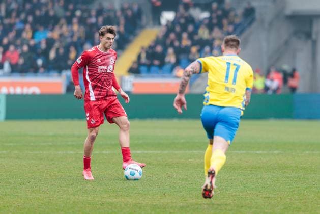 2. Fußball Bundesliga: Eintracht Braunschweig - 1. FC Köln; 01.02.2025 Zweikampf Joel Schmied (1. FC Köln, 2), Levente Szabo (Eintracht Braunschweig, 11) 2. Fußball Bundesliga, Eintracht Braunschweig - 1. FC Köln, Braunschweig, EINTRACHT-Stadion am 01.02.2025 DFL REGULATIONS PROHIBIT ANY USE OF PHOTOGRAPHS AS IMAGE SEQUENCES AND OR QUASI-VIDEO.