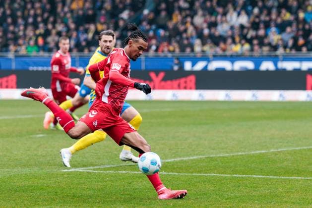 2. Fußball Bundesliga: Eintracht Braunschweig - 1. FC Köln; 01.02.2025 Damion Downs (1. FC Köln, 42) schießt 2. Fußball Bundesliga, Eintracht Braunschweig - 1. FC Köln, Braunschweig, EINTRACHT-Stadion am 01.02.2025 DFL REGULATIONS PROHIBIT ANY USE OF PHOTOGRAPHS AS IMAGE SEQUENCES AND OR QUASI-VIDEO.