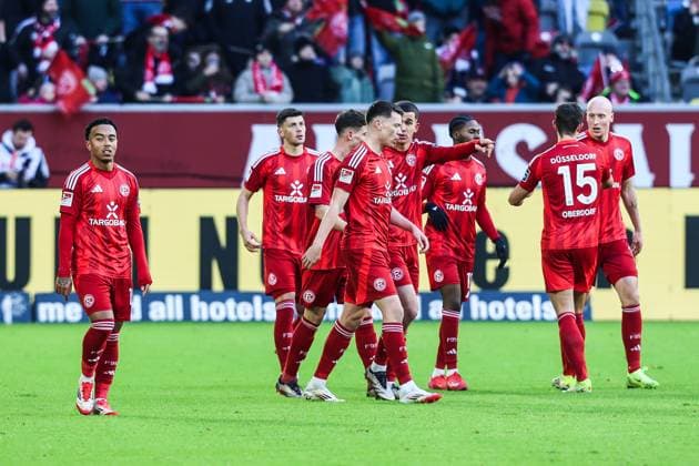 Fussball, 2.Bundesliga Saison 2024 2025 20.Spieltag Fortuna Düsseldorf - SSV Ulm 1846 01.02.2025, MERKUR SPIEL-ARENA Torjubel Fortuna Düsseldorf nach dem Tor zum 1-0 durch Isak Bergmann Johannesson (Fortuna Düsseldorf, 8), die Spieler freuen sich Düsseldorf MERKUR SPIEL-ARENA Nordrhein-Westfahlen Deutschland
