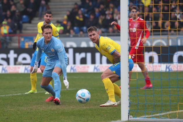 Braunschweig vs. Köln, 2. BL Braunschweig, 01.02.2025, FUßBALL - Eintracht Braunschweig vs. 1. FC Köln, 2. BL, Saison 2024 25. Damion Downs (1.FC Köln) nicht im Bild schießt Tor zum 1:2, Torwart Ron-Thorben Hoffmann (Eintracht Braunschweig), Sebastian Polter (Eintracht Braunschweig) Braunschweig