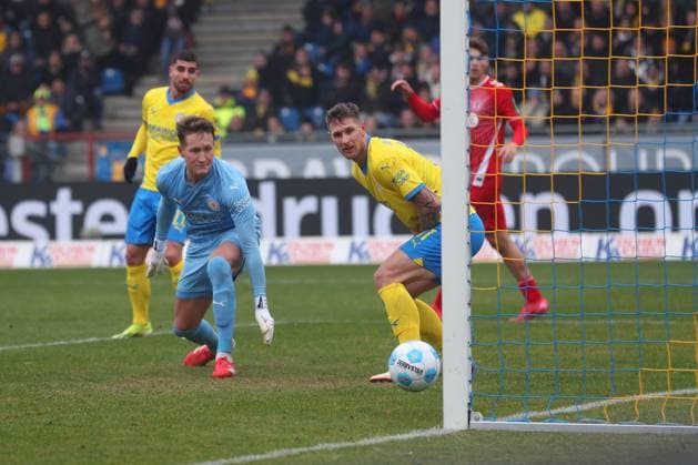Sport Bilder des Tages Braunschweig vs. Köln, 2. BL Braunschweig, 01.02.2025, FUßBALL - Eintracht Braunschweig vs. 1. FC Köln, 2. BL, Saison 2024 25. Damion Downs (1.FC Köln) nicht im Bild schießt Tor zum 1:2, Torwart Ron-Thorben Hoffmann (Eintracht Braunschweig), Sebastian Polter (Eintracht Braunschweig) Braunschweig