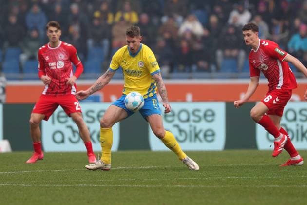 Braunschweig vs. Köln, 2. BL Braunschweig, 01.02.2025, FUßBALL - Eintracht Braunschweig vs. 1. FC Köln, 2. BL, Saison 2024 25. Sebastian Polter (Eintracht Braunschweig), Eric Martel (1.FC Köln) Braunschweig