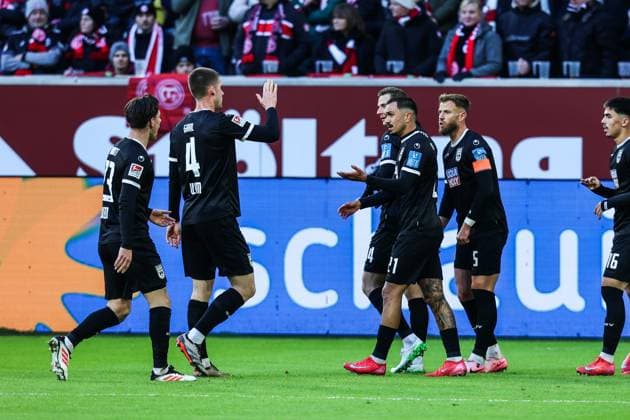Fussball, 2.Bundesliga Saison 2024 2025 20.Spieltag Fortuna Düsseldorf - SSV Ulm 1846 01.02.2025, MERKUR SPIEL-ARENA Turjubel SSV Ulm 1846 nach dem Tor zum 1-1 Ausgleich durch Aaron Keller (SSV Ulm 1846, 16) die Spieler freuen sich Düsseldorf MERKUR SPIEL-ARENA Nordrhein-Westfahlen Deutschland