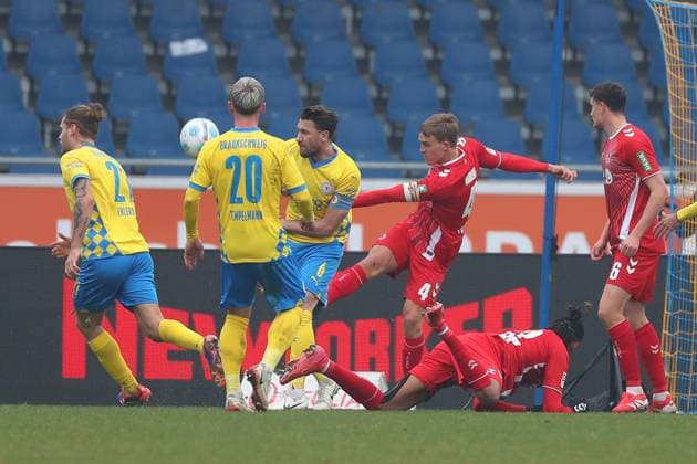 Braunschweig vs. Köln, 2. BL Braunschweig, 01.02.2025, FUßBALL - Eintracht Braunschweig vs. 1. FC Köln, 2. BL, Saison 2024 25. Ermin Bicakcic (Eintracht Braunschweig) , Timo Hübers (1.FC Köln) Braunschweig