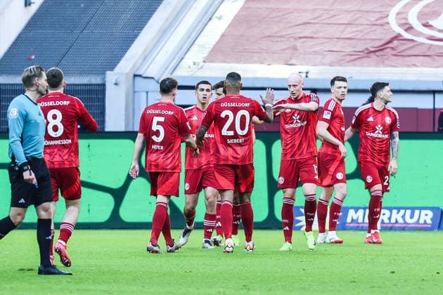 Fussball, 2.Bundesliga Saison 2024 2025 20.Spieltag Fortuna Düsseldorf - SSV Ulm 1846 01.02.2025, MERKUR SPIEL-ARENA Torjubel Fortuna Düsseldorf nach dem Tor zum 2-1 durch Dawid Kownacki (Fortuna Düsseldorf, 24) die Spieler freuen sich Düsseldorf MERKUR SPIEL-ARENA Nordrhein-Westfahlen Deutschland