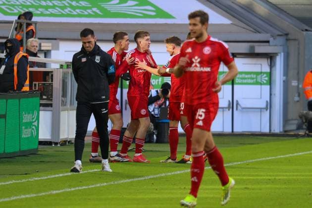 01.02.2025, xfanx, Fussball 2.Bundesliga, Fortuna Duesseldorf - SSV Ulm 1846 v.l. der Dritte Torschütze Isak Johannesson (Fortuna Düsseldorf) macht das Tor zum 1:0 für Fortuna Düsseldorf und jubelt mit seinen Mannschaftskollegen, links im Bild Cheftrainer Thomas Wörl Woerl (SSV Ulm 1846) an der Seitenlinie (DFL DFB REGULATIONS PROHIBIT ANY USE OF PHOTOGRAPHS as IMAGE SEQUENCES and or QUASI-VIDEO) Duesseldorf