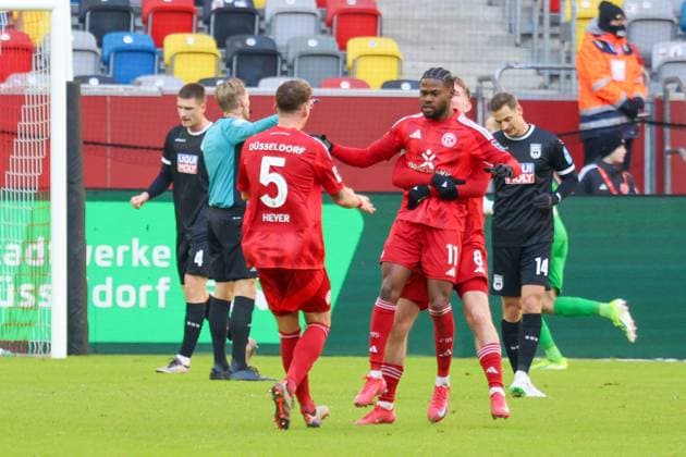 01.02.2025, xfanx, Fussball 2.Bundesliga, Fortuna Duesseldorf - SSV Ulm 1846 v.l. Die Mannschaft von Fortuna Düsseldorf jubelt nach dem Tor zum 2:1 für Fortuna Düsseldorf durch den Torschützen Dawid Kownacki (Fortuna Düsseldorf), nicht im Bild (DFL DFB REGULATIONS PROHIBIT ANY USE OF PHOTOGRAPHS as IMAGE SEQUENCES and or QUASI-VIDEO) Duesseldorf