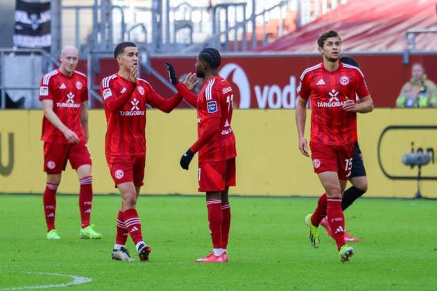 01.02.2025, xfanx, Fussball 2.Bundesliga, Fortuna Duesseldorf - SSV Ulm 1846 v.l. Die Mannschaft von Fortuna Düsseldorf jubelt nach dem Tor zum 2:1 für Fortuna Düsseldorf durch den Torschützen Dawid Kownacki (Fortuna Düsseldorf), nicht im Bild (DFL DFB REGULATIONS PROHIBIT ANY USE OF PHOTOGRAPHS as IMAGE SEQUENCES and or QUASI-VIDEO) Duesseldorf
